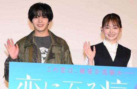 　映画「恋に至る病」大ヒット御礼舞台あいさつに登場した長尾謙杜（左）と山田杏奈（撮影・伊藤笙子）
