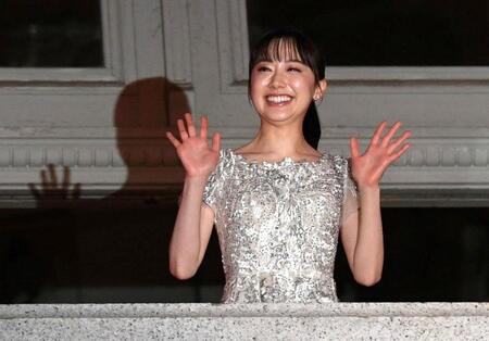 　バルコニーから手を振る芦田愛菜（撮影・佐藤厚）