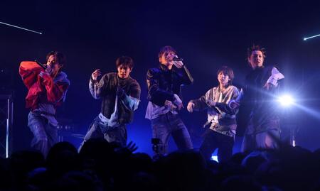 　ショーケースを行ったＣＯＲＴＩＳの（左から）ＳＥＯＮＧＨＹＥＯＮ、ＫＥＯＮＨＯ、ＪＡＭＥＳ、ＪＵＨＯＯＮ、ＭＡＲＴＩＮ（撮影・石井剣太郎）