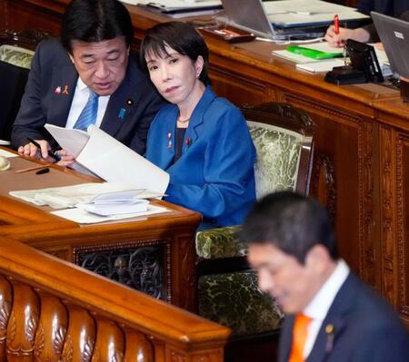 　参院本会議で、参政党の神谷代表（手前）の質問を聞く高市首相（右）＝６日午後