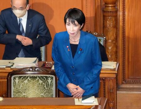 　各党の代表質問が行われた参院本会議を終え、一礼する高市首相。所信表明演説に対する衆参両院本会議での代表質問を終えた＝６日午後