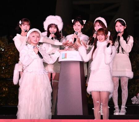 　点灯ボタンを押すＣＡＮＤＹ　ＴＵＮＥの（前列左から）宮野静、南なつ、（後列左から）福山梨乃、村川緋杏、立花琴未、小川奈々子、桐原美月（撮影・園田高夫）