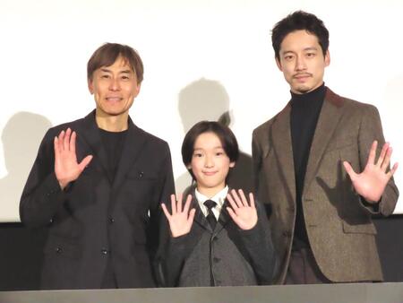 　映画「盤上の向日葵」の舞台あいさつに登壇した（左から）熊澤尚人監督、小野桜介、坂口健太郎