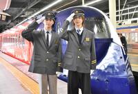 　一日駅長を務めたＩＮＩ・後藤威尊（左）と佐野雄大