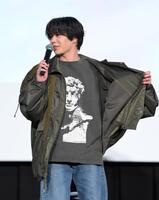 　映画「恋に至る病」大ヒット御礼舞台あいさつで衣装をチラ見せする長尾謙杜（撮影・伊藤笙子）