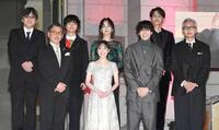 　笑顔で壇上に並ぶ（前列左から）吉田鋼太郎、芦田愛菜、岡田将生、松重豊、（後列左から）細田守監督、染谷将太、斉藤由貴、宮野真守（撮影・佐藤厚）
