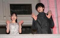 　バルコニーから手を振る芦田愛菜（左）と岡田将生（撮影・佐藤厚）