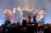 　ショーケースを行ったＣＯＲＴＩＳの（左から）ＳＥＯＮＧＨＹＥＯＮ、ＭＡＲＴＩＮ、ＪＡＭＥＳ、ＫＥＯＮＨＯ、ＪＵＨＯＯＮ