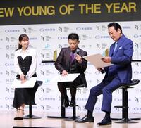 　トークで盛り上げる（左から）皆藤愛子、柳沢慎吾、高橋英樹