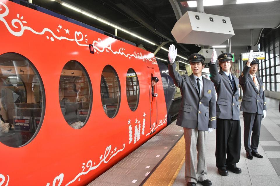 　南海電鉄難波駅の一日駅長を務めたＩＮＩ・後藤威尊（左）と佐野雄大（中央）