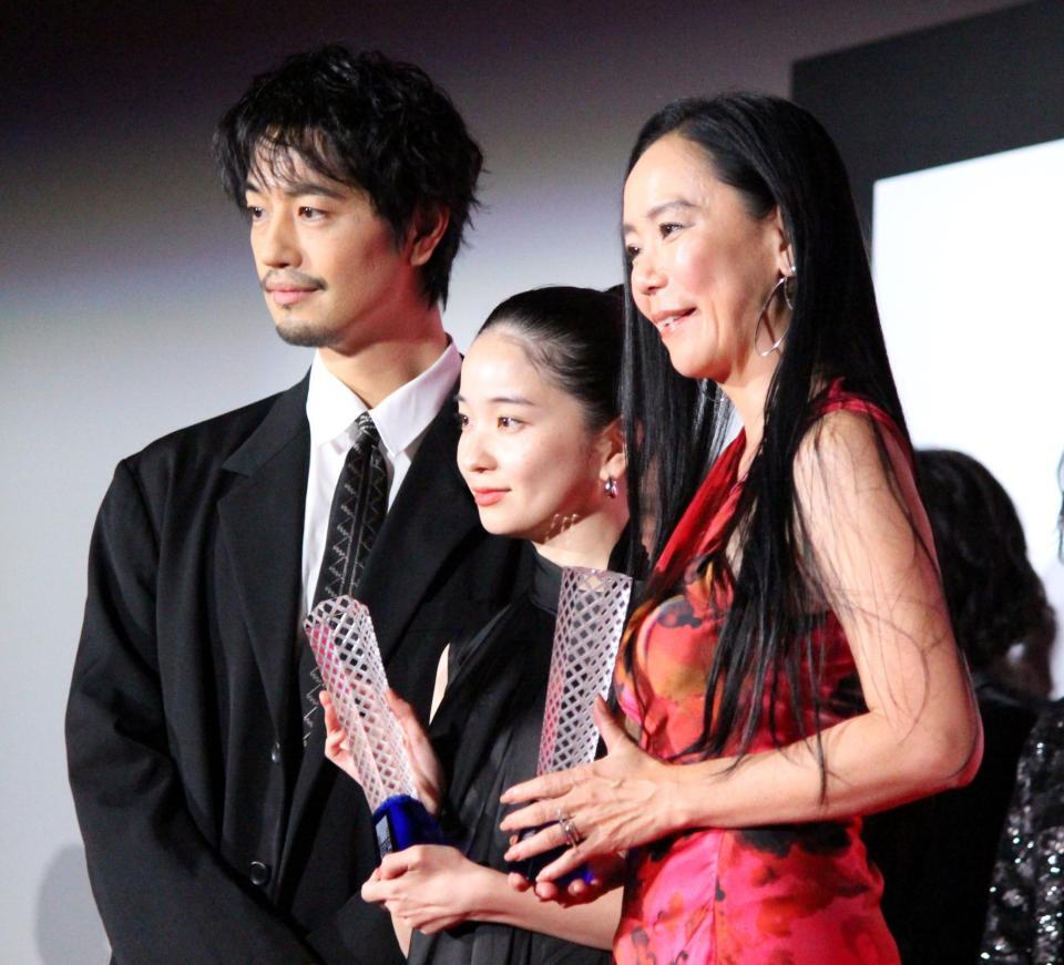 　クロージングセレモニーに登壇した（左から）審査委員の斎藤工、最優秀女優賞を受賞した福地桃子と河瀨直美氏