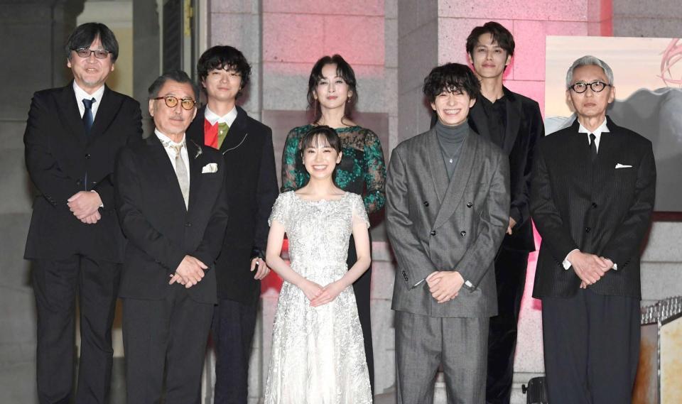 　笑顔で壇上に並ぶ（前列左から）吉田鋼太郎、芦田愛菜、岡田将生、松重豊、（後列左から）細田守監督、染谷将太、斉藤由貴、宮野真守（撮影・佐藤厚）