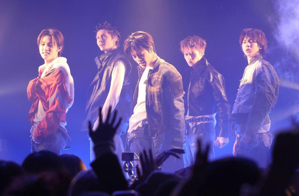 　ショーケースを行ったＣＯＲＴＩＳの（左から）ＳＥＯＮＧＨＹＥＯＮ、ＭＡＲＴＩＮ、ＫＥＯＮＨＯ、ＪＡＭＥＳ、ＪＵＨＯＯＮ（撮影・石井剣太郎）