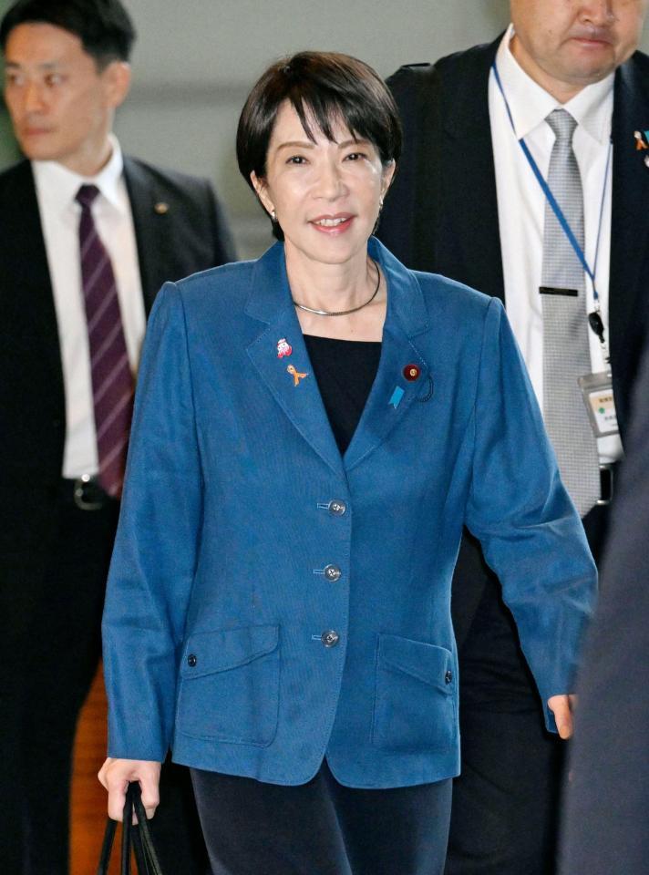　首相官邸に入る高市首相＝６日午前