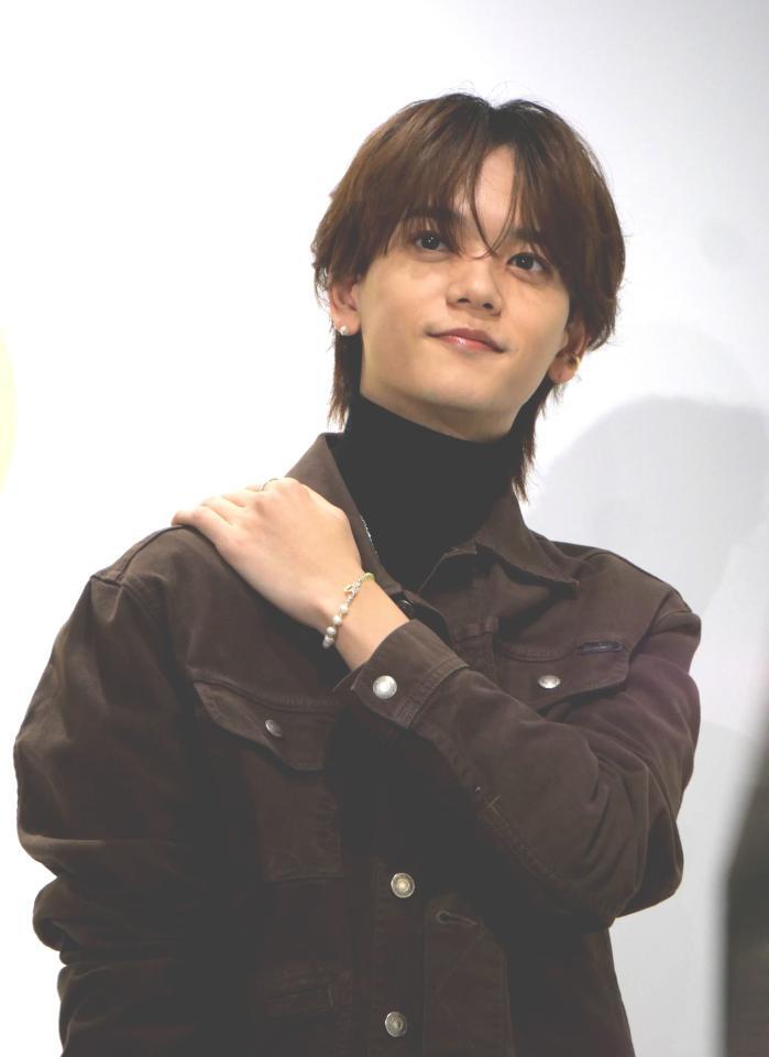 　自身がディレクターを務めるジュエリーを身にまとい笑顔を見せる中島颯太