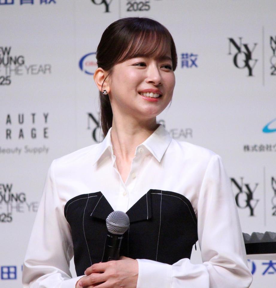 　笑顔を見せる皆藤愛子