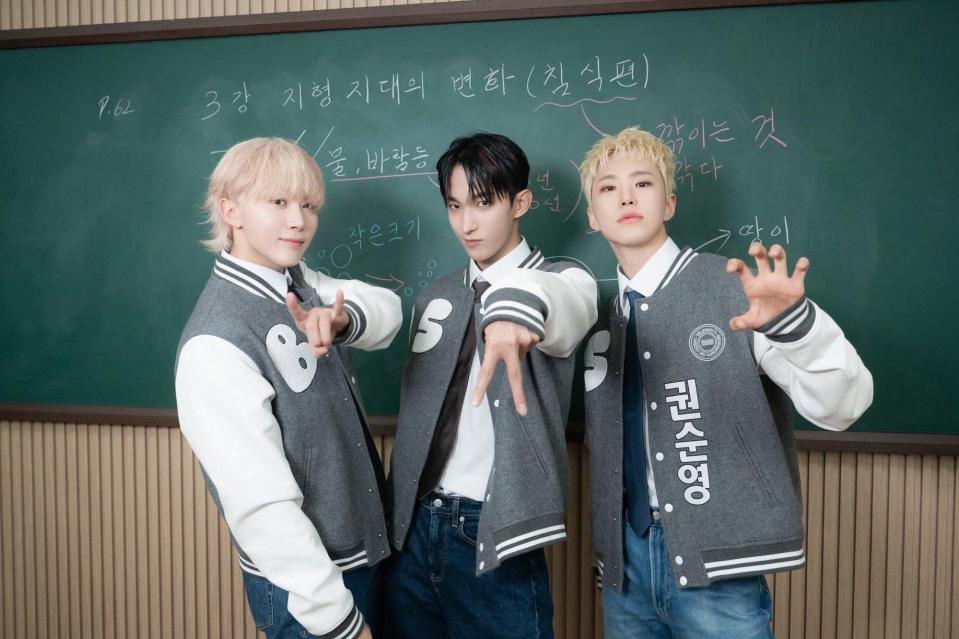 　ＳＥＶＥＮＴＥＥＮの公式Ｘ＠ｐｌｅｄｉｓ＿１７より　３人組ユニット・ブソクスン（左から）スングァン、ドギョム、ホシ