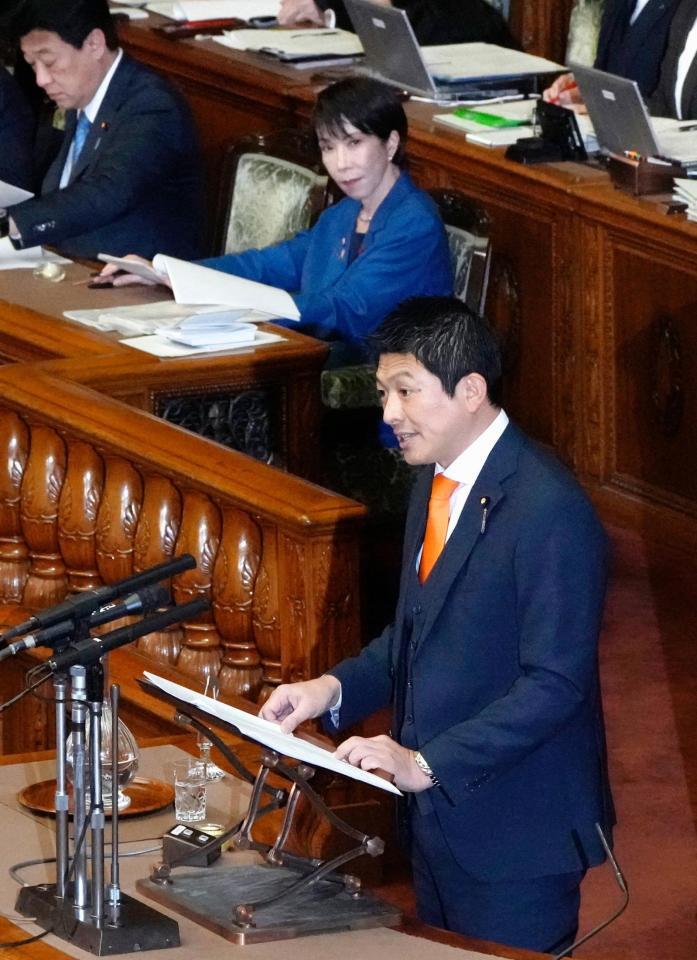 　参院本会議で代表質問する参政党の神谷代表。奥右は高市首相＝６日午後