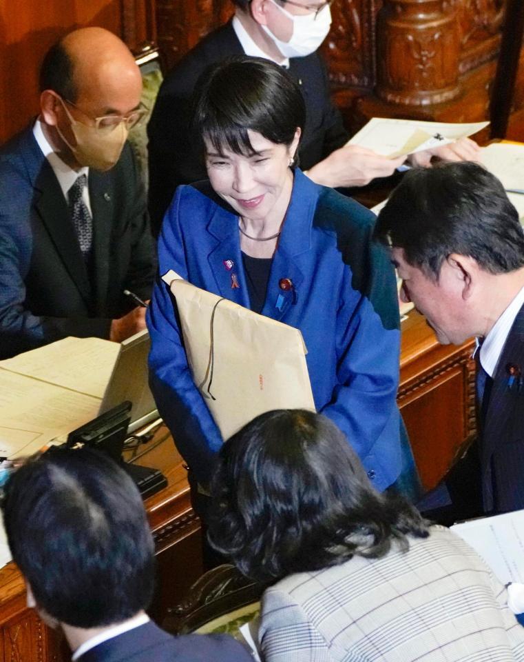 　参院本会議を終え、議場を出る高市首相。所信表明演説に対する衆参両院本会議での代表質問を終えた＝６日午後