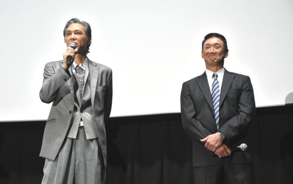 　“ご本人”金本知憲氏（右）の登場に恐縮する加藤雅也