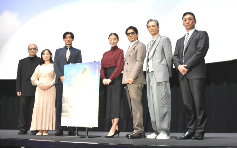 　舞台あいさつに登場した（左から）秋山純監督、中井由梨子氏、松谷鷹也、鈴木京香、高橋克典、加藤雅也、金本知憲氏