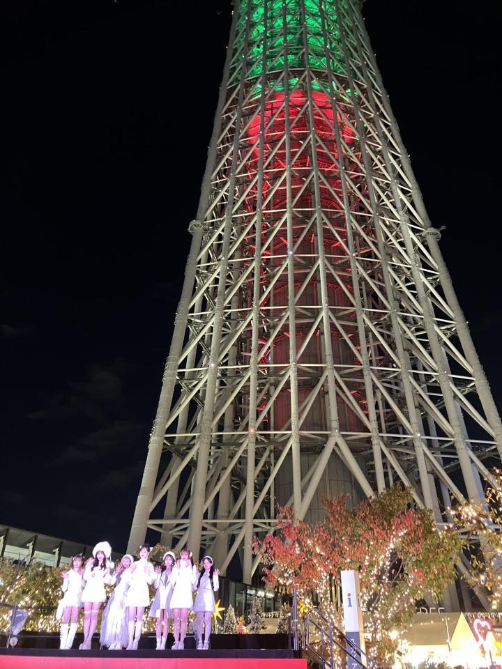 　点灯された東京スカイツリーとＣＡＮＤＹ　ＴＵＮＥのメンバー（撮影・園田高夫）