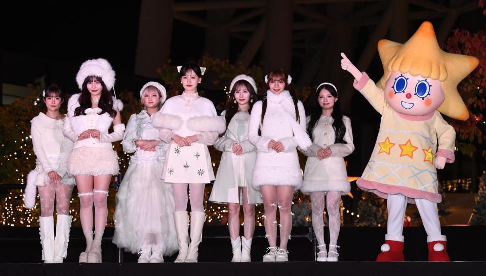 　ポーズを決めるＣＡＮＤＹ　ＴＵＮＥの（前列左から）村川緋杏、立花琴未、南なつ、（後列左から）福山梨乃、宮野静、小川奈々子、桐原美月（撮影・園田高夫）