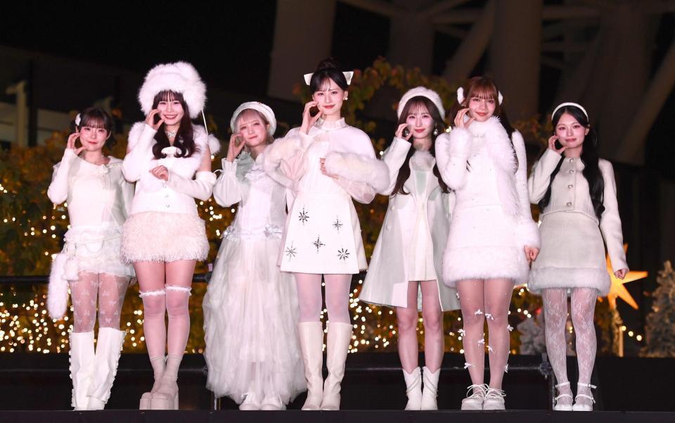 　ポーズを決めるＣＡＮＤＹ　ＴＵＮＥの（前列左から）村川緋杏、立花琴未、南なつ、（後列左から）福山梨乃、宮野静、小川奈々子、桐原美月（撮影・園田高夫）