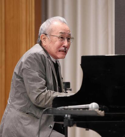 　演奏活動を休止することを発表した山下洋輔