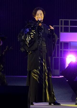 　熱唱する山内惠介