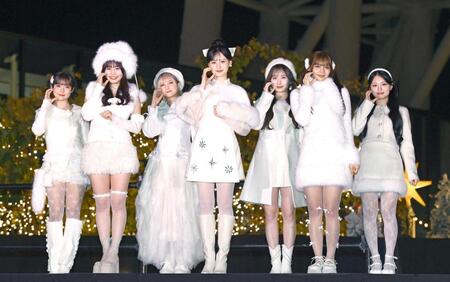 　キュートにポーズを決めるＣＡＮＤＹ　ＴＵＮＥの（左から）福山梨乃、村川緋杏、宮野静、立花琴未、小川奈々子、南なつ、桐原美月（撮影・園田高夫）