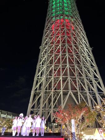 　点灯された東京スカイツリーとＣＡＮＤＹ　ＴＵＮＥのメンバー（撮影・園田高夫）