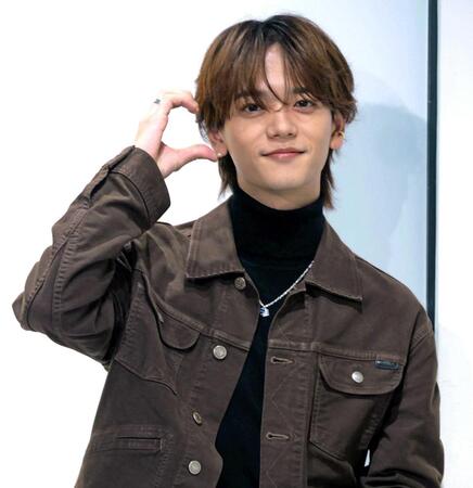 　ブランドのイメージロゴにもなっているハートマークを掲げる中島颯太