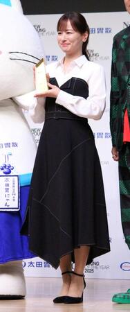 　授賞式に出席した皆藤愛子