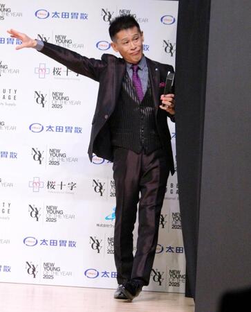 　ステージからなかなかはけない柳沢慎吾