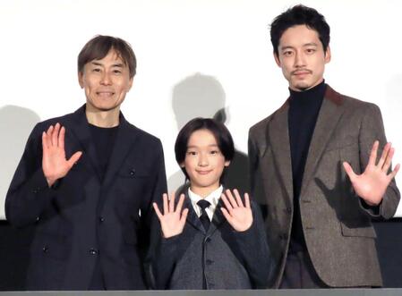 　声援に応える（左から）小野桜介、坂口健太郎