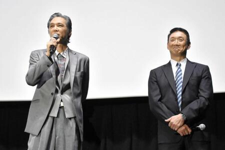 　“ご本人”金本知憲氏（右）の登場に恐縮する加藤雅也