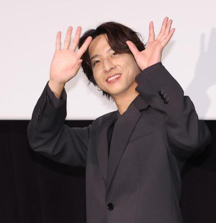 　笑顔でファンに両手を振る寺西拓人（撮影・西岡正）