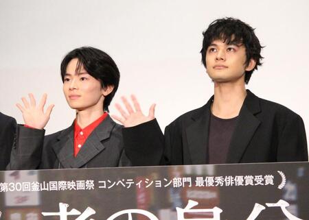 　手を振る北村匠海（右）と林裕太