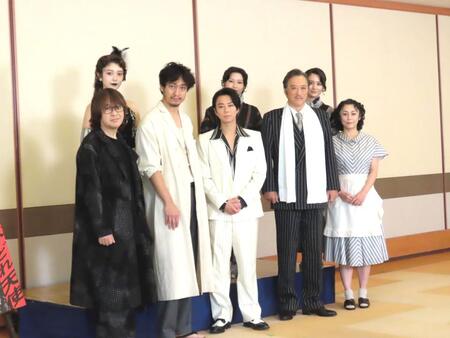 　舞台「醉いどれ天使」の取材会に出席した（前列左から）深作健太、渡辺大、北山宏光、大鶴義丹、佐藤仁美、（後列左から）阪口珠美、横山由依、岡田結実