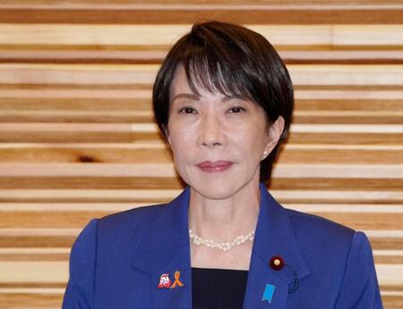 　閣議に臨む高市首相