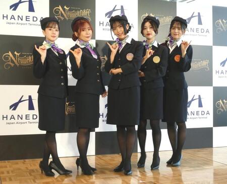 　ポーズを決めるＣＡ姿の「Ｒｏｓｅｌｉａ」、（左から）工藤晴香、櫻川めぐ、相羽あいな、志崎樺音、中島由貴