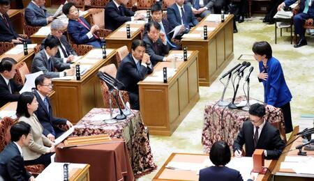 　衆院予算委で立憲民主党の長妻昭氏（左手前から３人目）の質問に答弁する高市首相