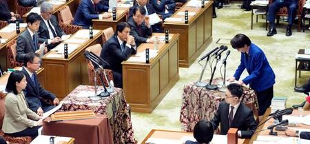 　衆院予算委で生活保護基準の引き下げを巡り謝罪する高市首相。左手前から２人目は立憲民主党の長妻昭氏