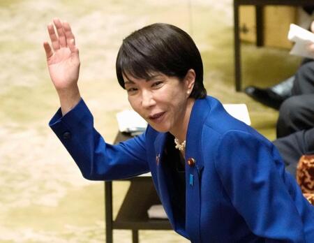 　衆院予算委で答弁のため挙手する高市首相