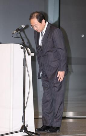 　会見を終え頭を下げるフジテレビ・清水賢治社長（撮影・金田祐二）