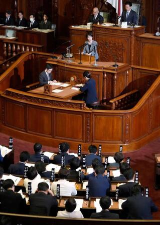 　衆院本会議で公明党の斉藤代表の代表質問に答弁する高市首相＝５日