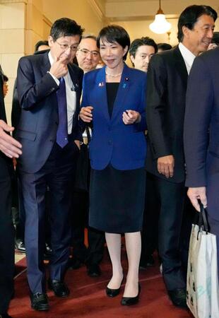 　午前の衆院予算委を終え、松本デジタル相（左）と言葉を交わす高市首相