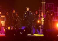 　熱唱する山内惠介（中央）