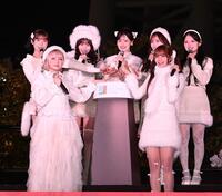　点灯ボタンを押すＣＡＮＤＹ　ＴＵＮＥの（前列左から）宮野静、南なつ、（後列左から）福山梨乃、村川緋杏、立花琴未、小川奈々子、桐原美月（撮影・園田高夫）